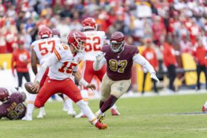 Patrick Mahomes running from Commanders defender