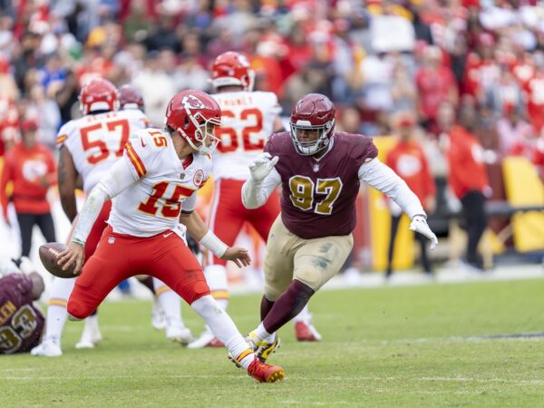 Patrick Mahomes running from Commanders defender