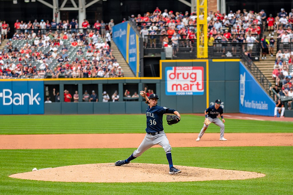 Logan Gilbert pitching