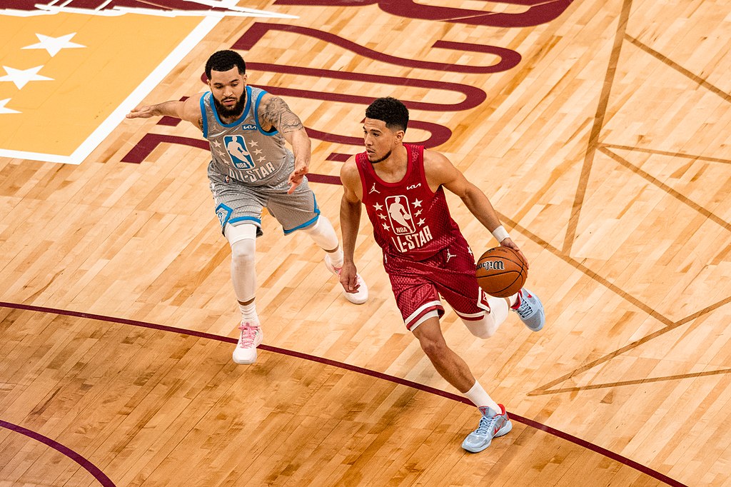 Devin Booker being guarded by Fred VanVleet